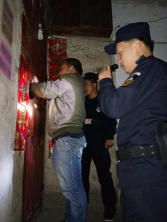 凤冈粗心妈妈误将幼女锁家中 